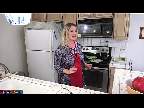 ❤️ Madrastra ordeñándole en la cocina antes de su cita ❤️❌ Video de sexo de calidad en es.robosexshop.ru ❌️