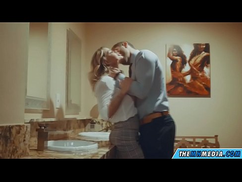 ❤️ Cuando una rubia tetona te seduce en un baño público ❤️❌ Video de sexo de calidad en es.robosexshop.ru ❌️